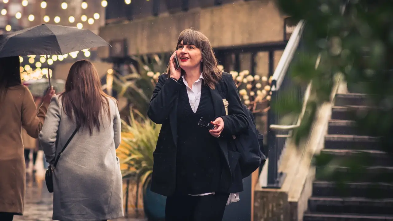 haydn-grey-katherine-on-the-phone Katherine of Haydn Grey Copywriting walking along while on the phone